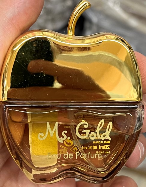Official image of Perfume ; Jesus Gomez ; Ms. Gold published by OECD