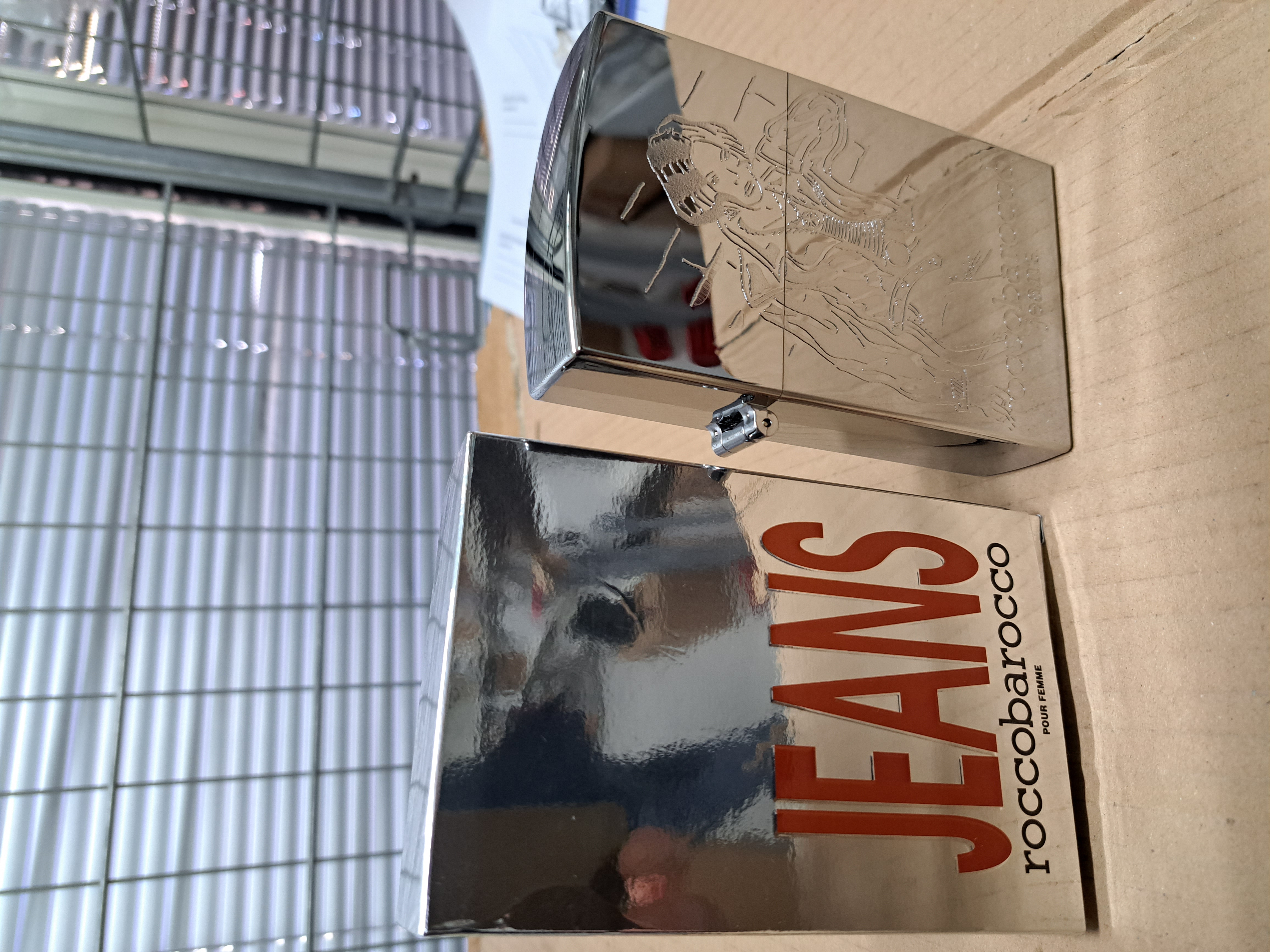 Official image of Perfume ; roccobarocco ; Jeans published by OECD