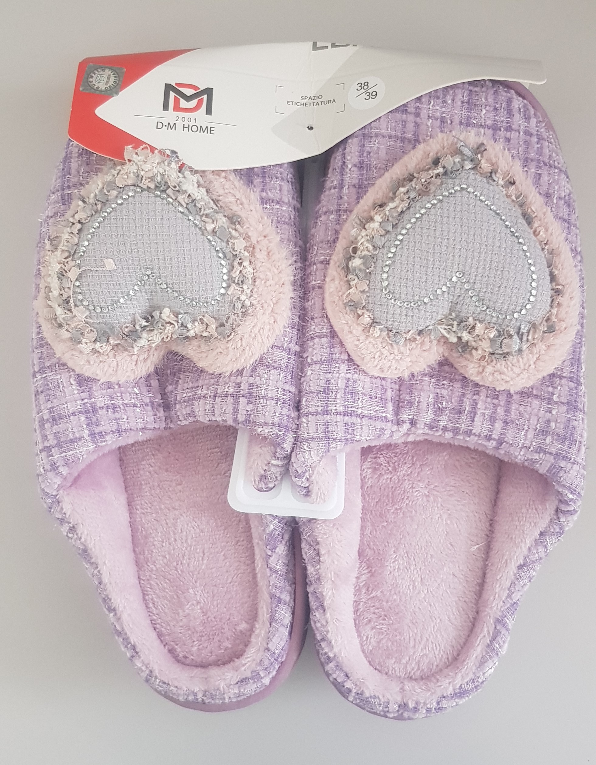 Official image of Slippers ; DUE MELE ; DM home published by OECD 7