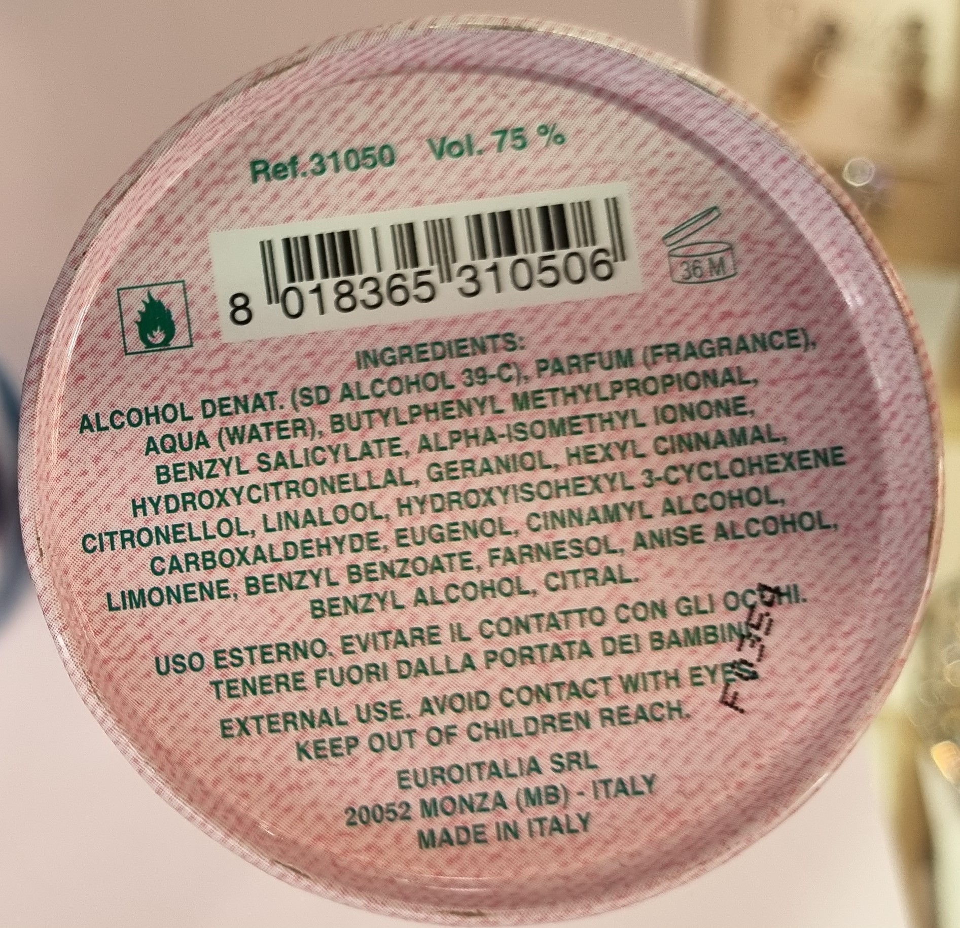 Official image of Perfume ; Versace ; Versus published by OECD 2