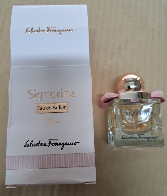 Official image of Perfume ; Salvatore Ferragamo ; Signorina published by OECD 3