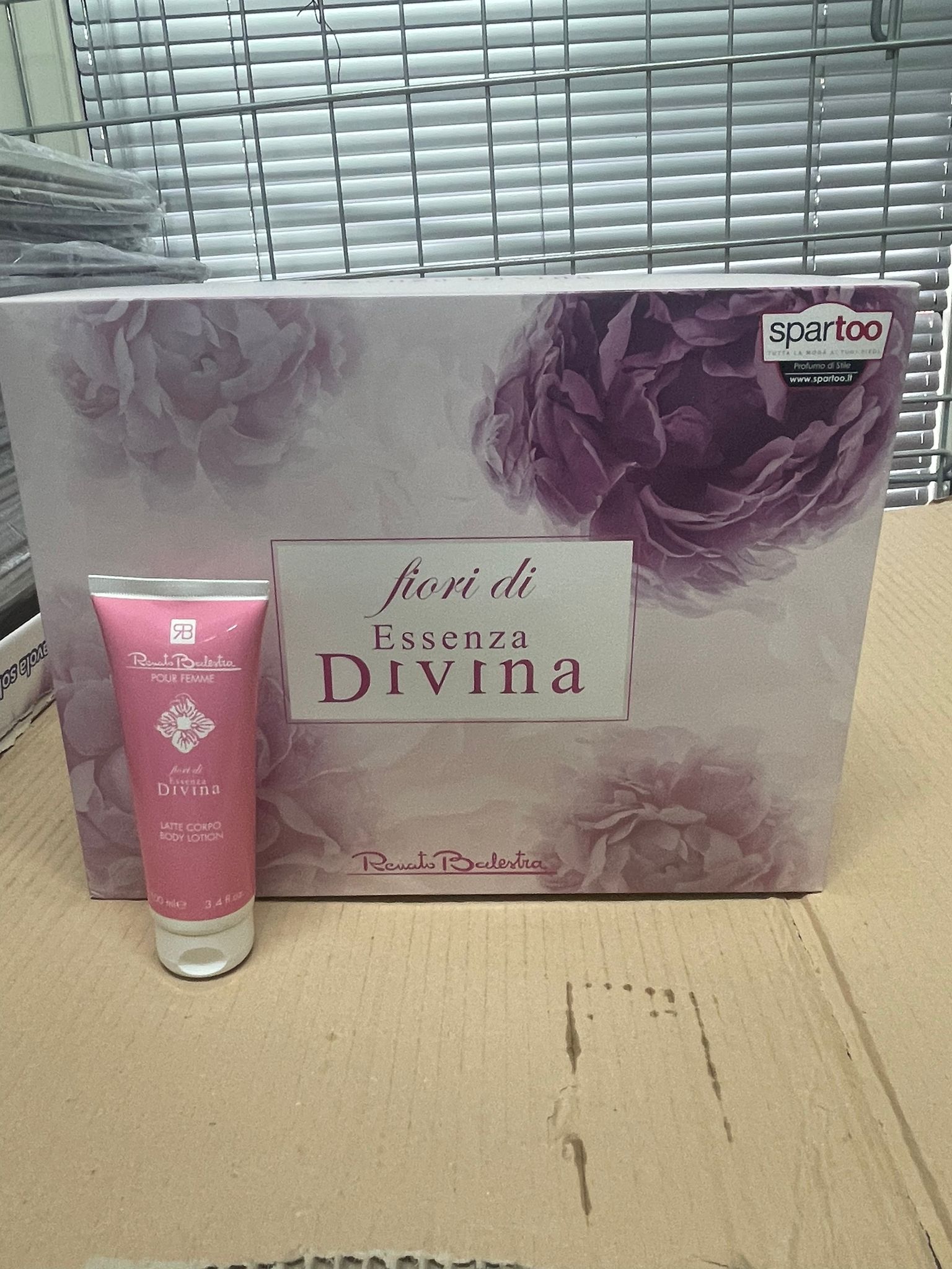 Official image of Cosmetic set ; Renato Balestra ; Fiori di Essenza Divina published by OECD 2
