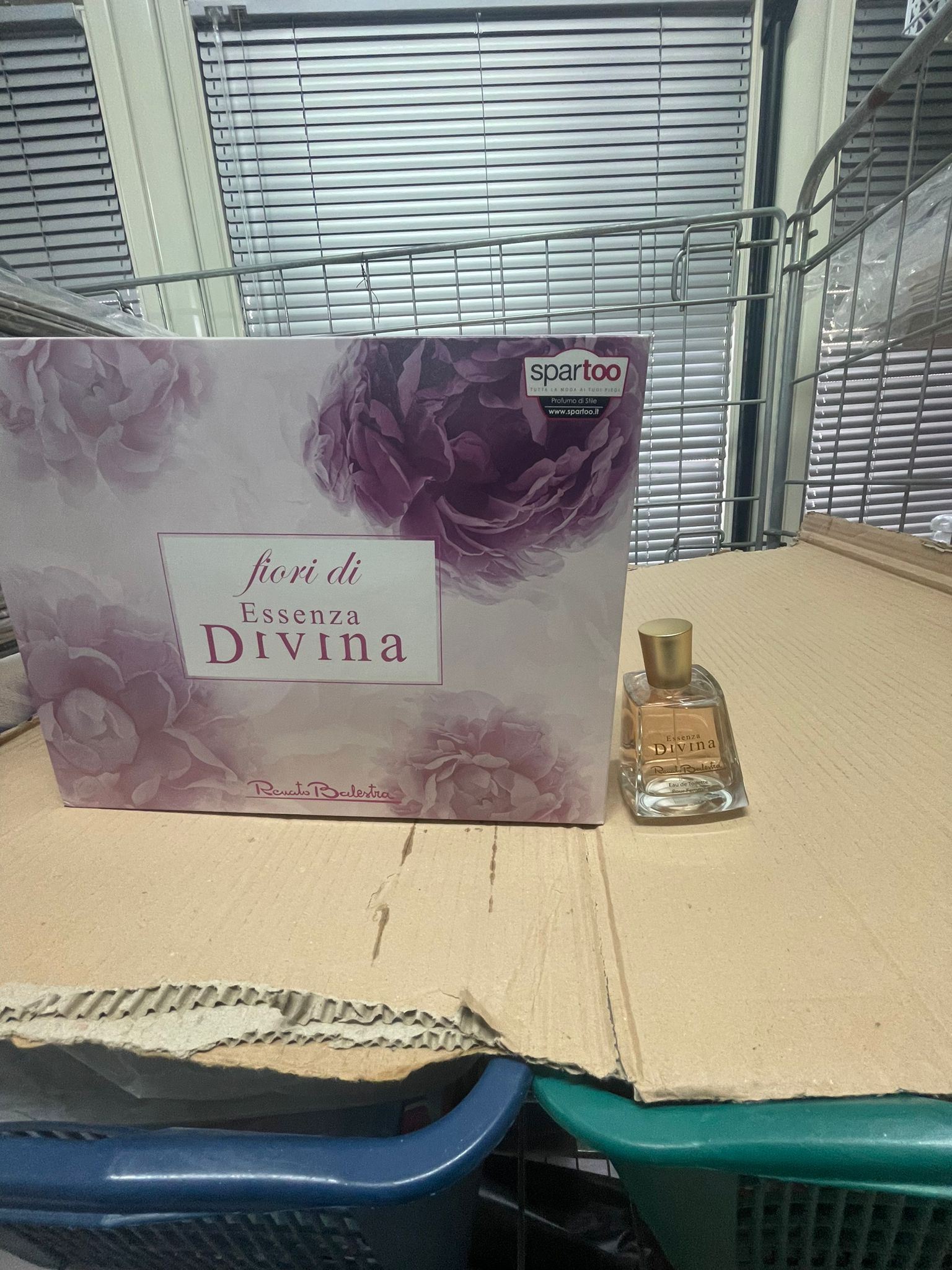 Official image of Cosmetic set ; Renato Balestra ; Fiori di Essenza Divina published by OECD 5