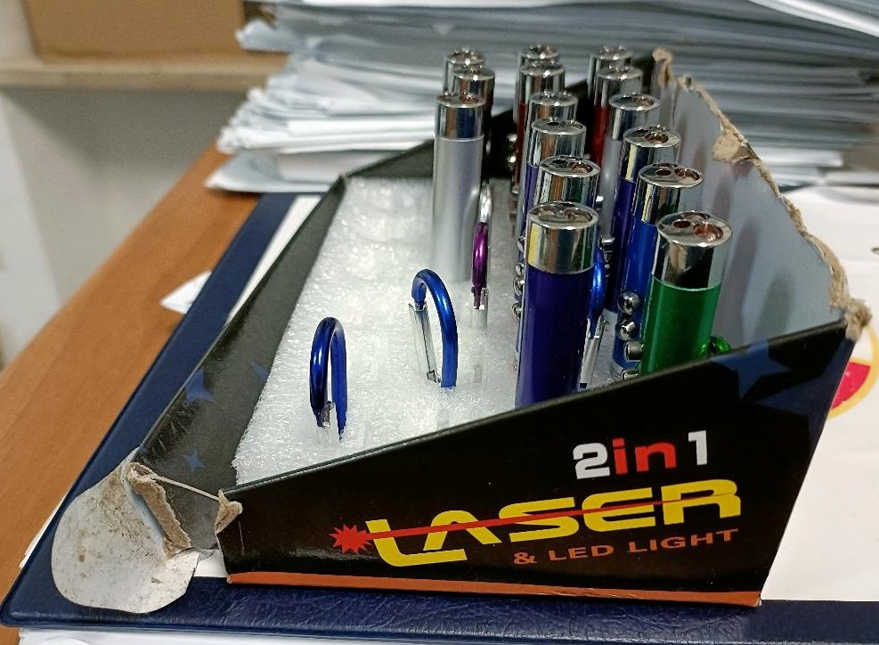 Official image of Laser pointer ; Unknown ; 2 in 1 Laser e luce published by OECD 2