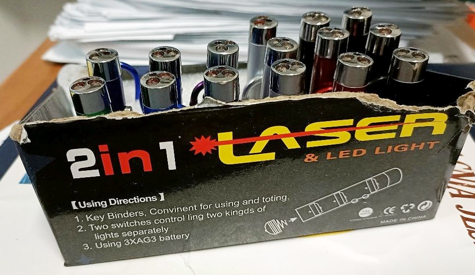 Official image of Laser pointer ; Unknown ; 2 in 1 Laser e luce published by OECD 3