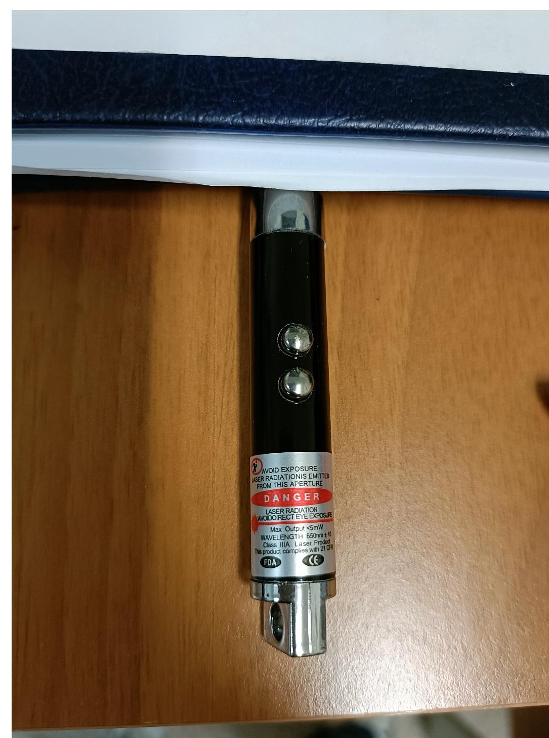 Official image of Laser pointer ; Unknown ; 2 in 1 Laser e luce published by OECD 5