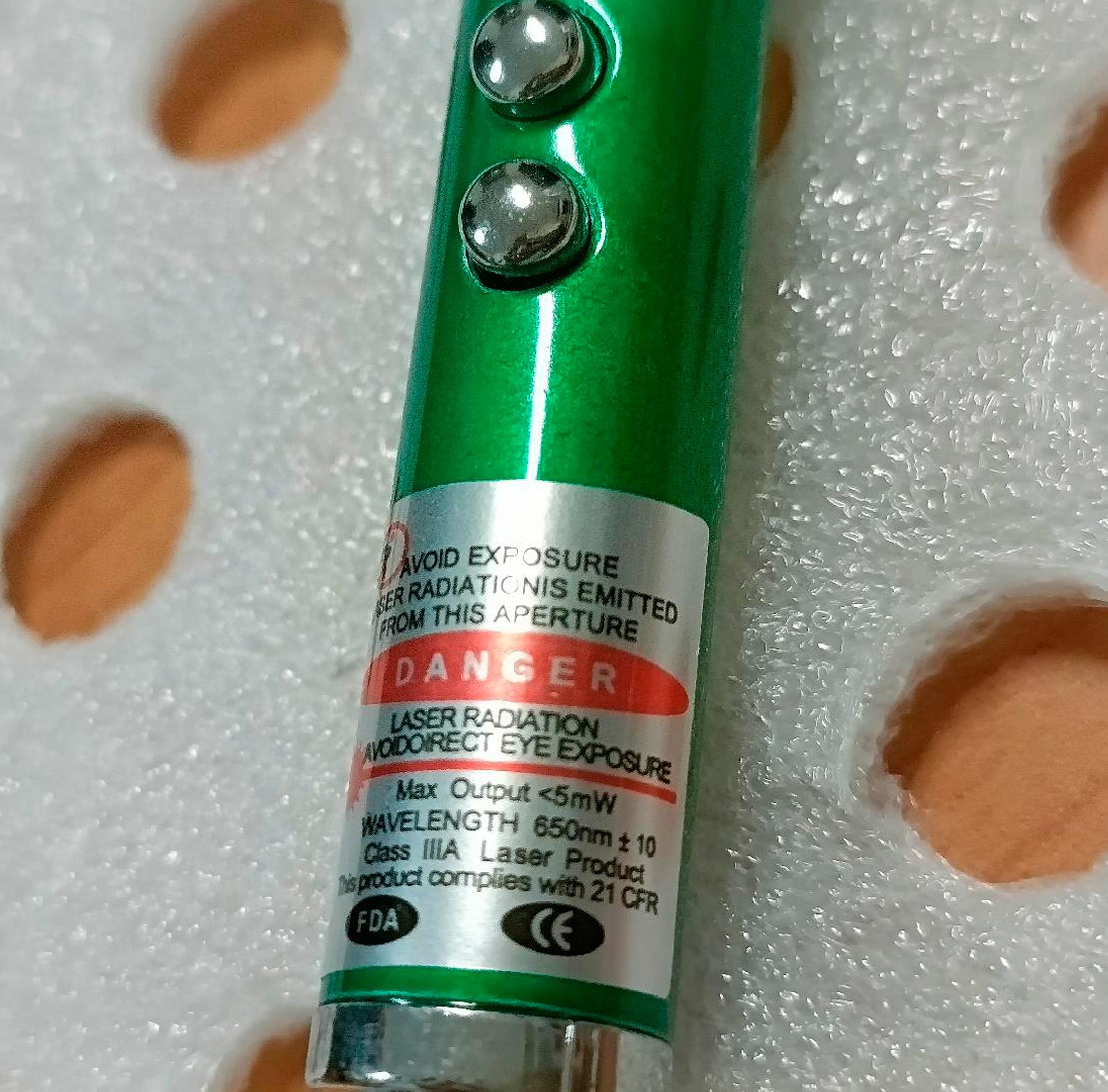 Official image of Laser pointer ; Unknown ; 2 in 1 laser e luce published by OECD 6