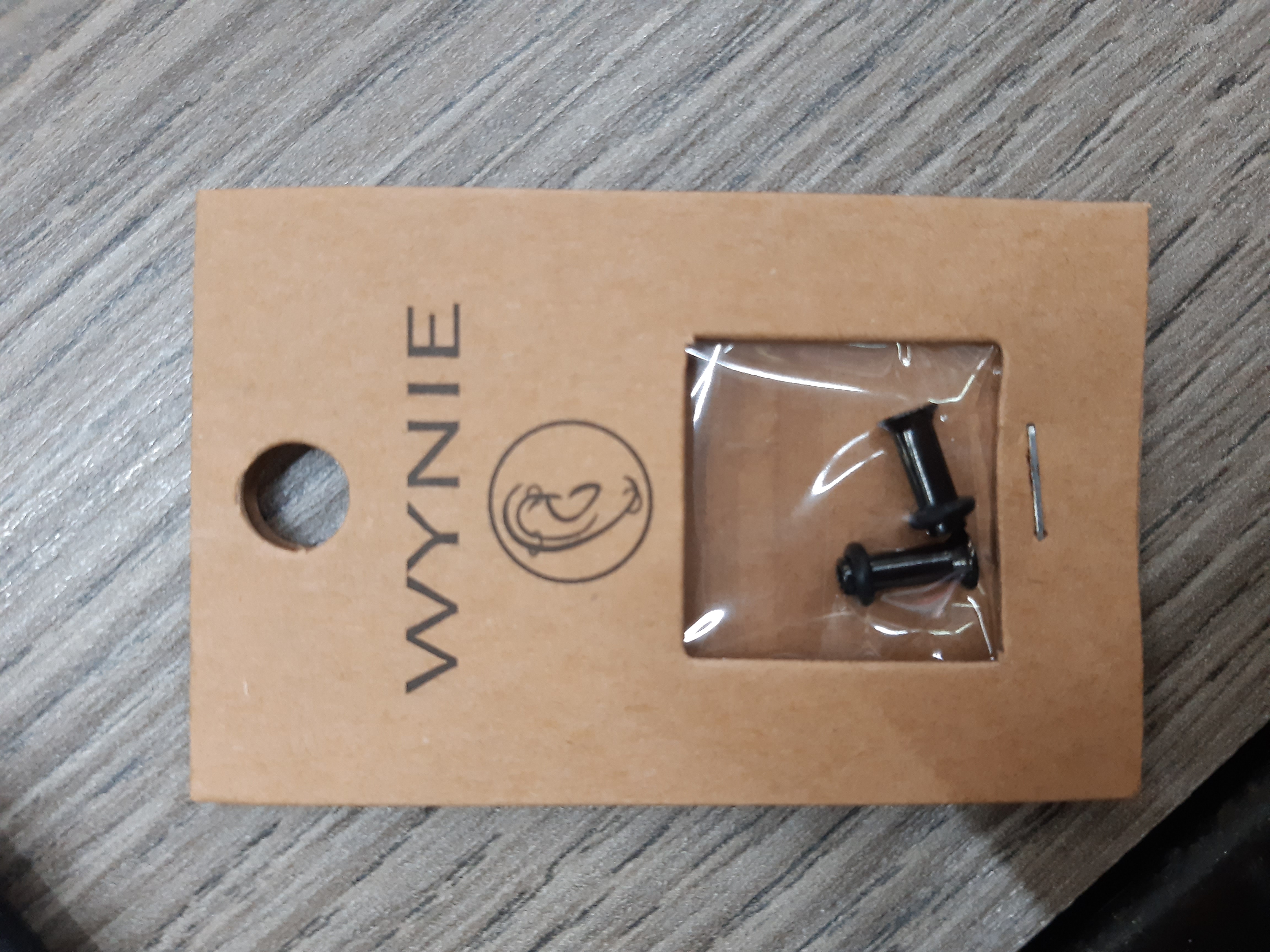 Official image of Earrings ; WYNIE ; published by OECD