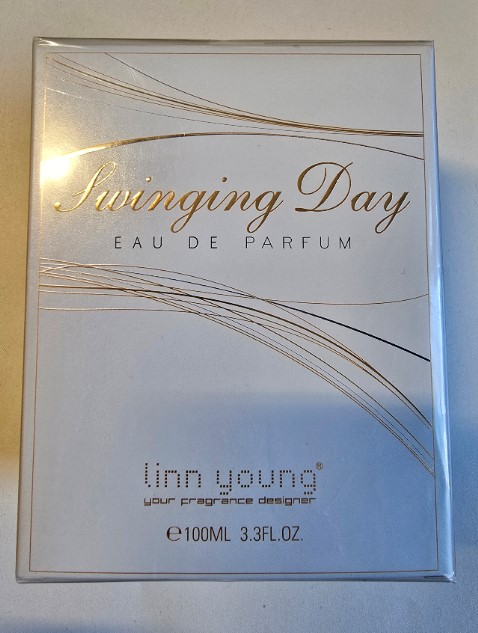 Official image of Perfume ; Linn Young ; Swinging Day published by OECD 3