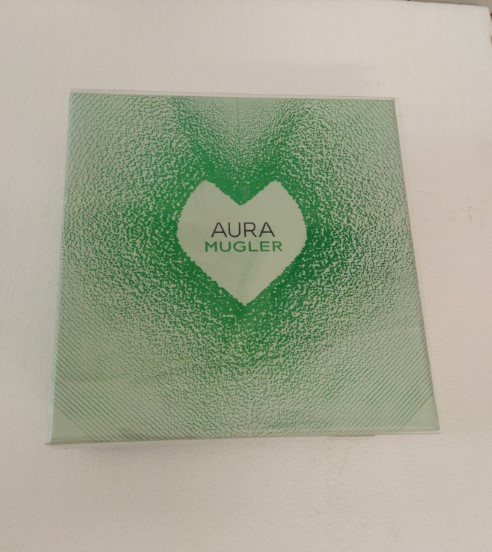 Official image of Cosmetics set ; Unknown ; Aura Mugler published by OECD