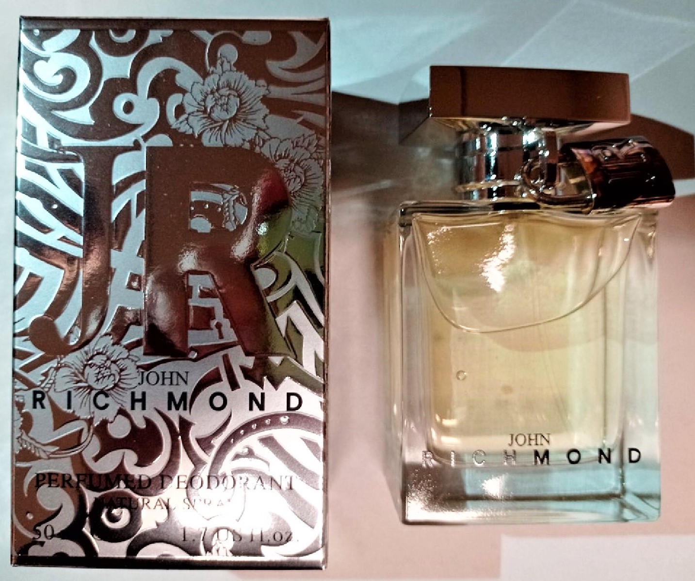 Official image of Perfume ; John Richmond ; published by OECD