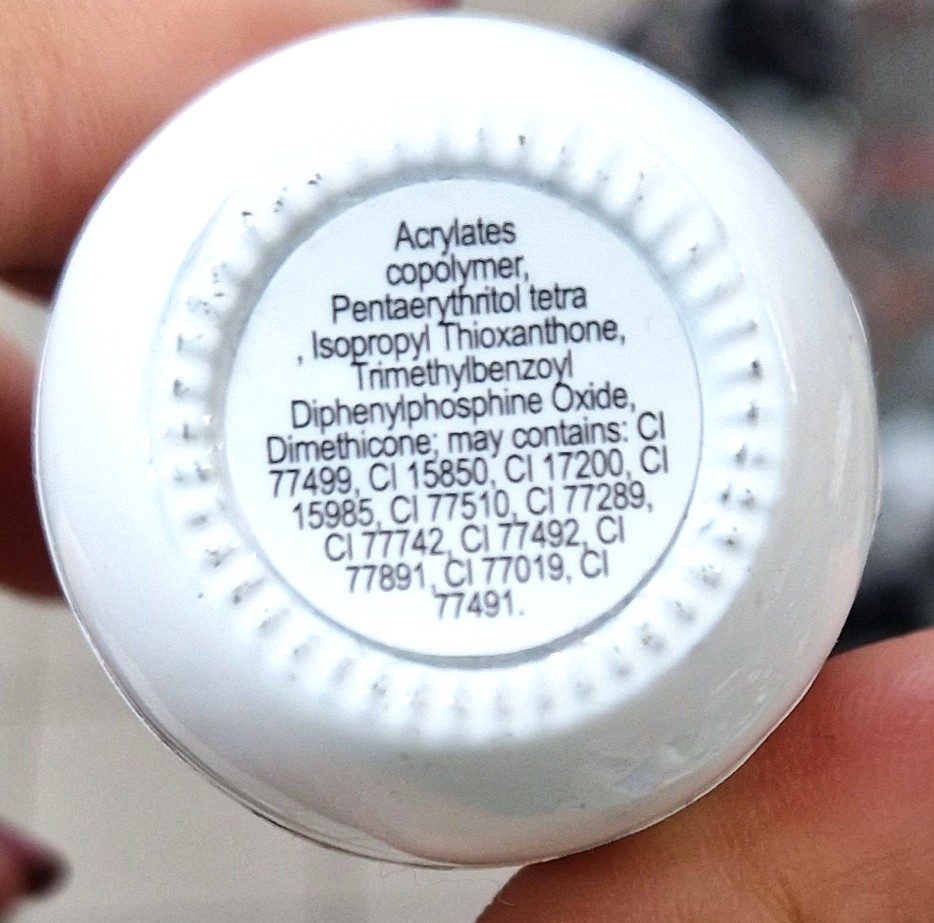Official image of Gel nail polish ; Jessie Milano ; Color Life pigmentazione colori 272 e 273 published by OECD 2