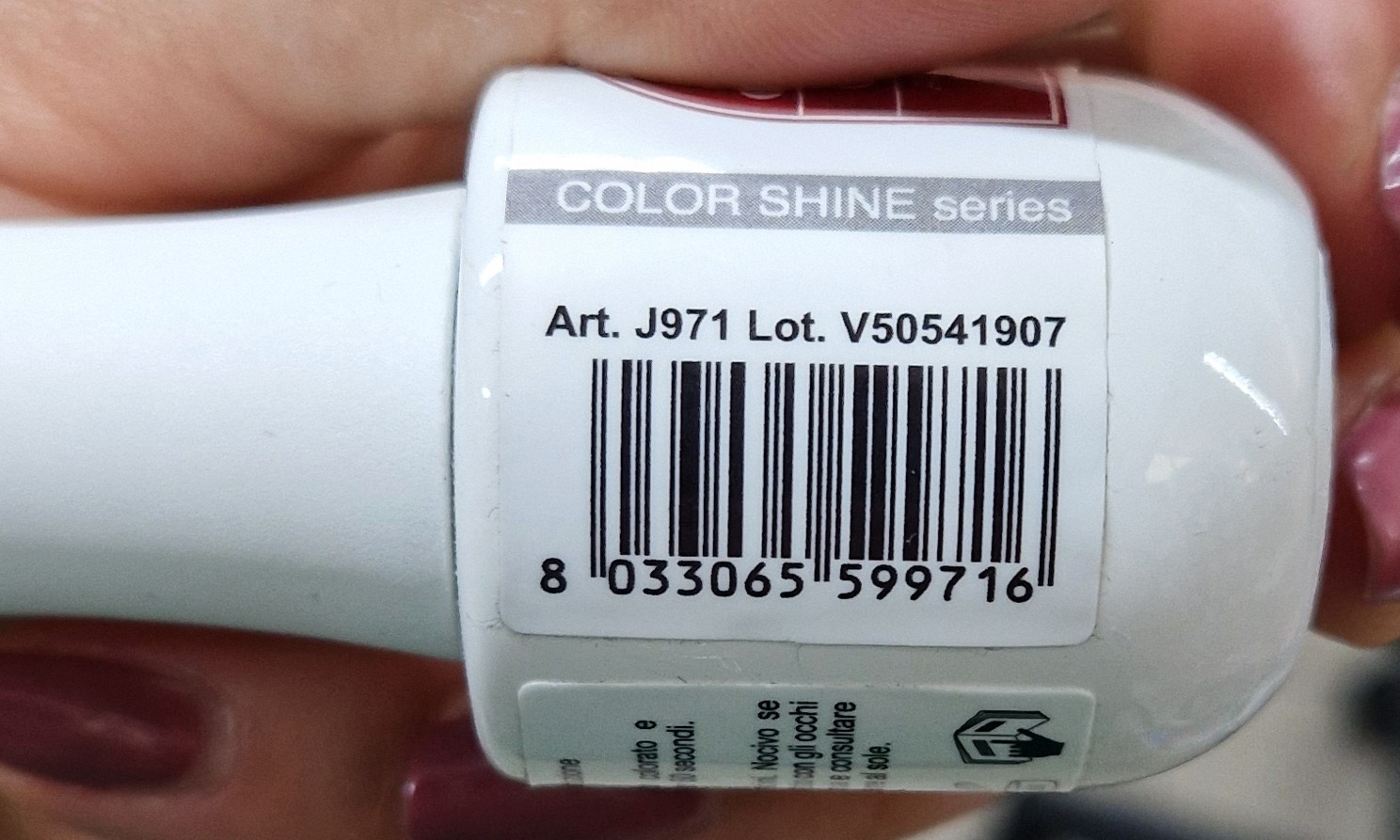 Official image of Gel nail polish ; Jessie Milano ; Color Life pigmentazione colori 272 e 273 published by OECD 3