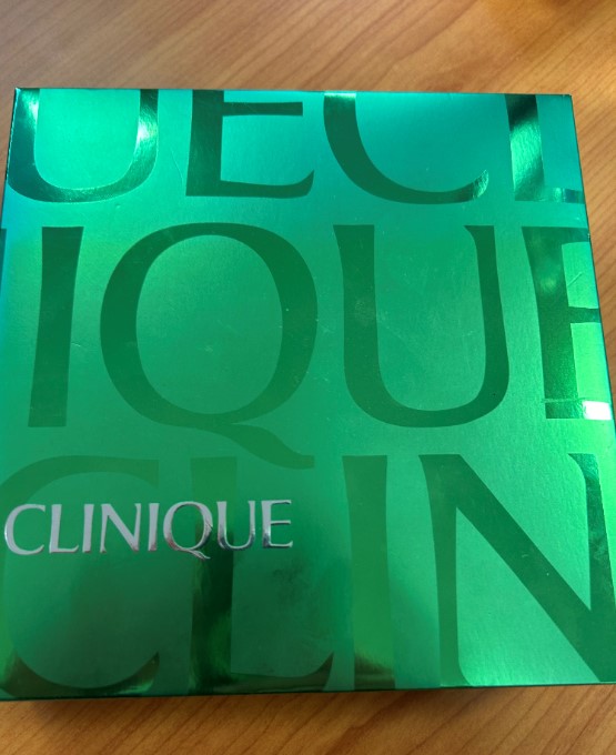 Official image of Cosmetics set ; Clinique ; Clinique wrappings published by OECD