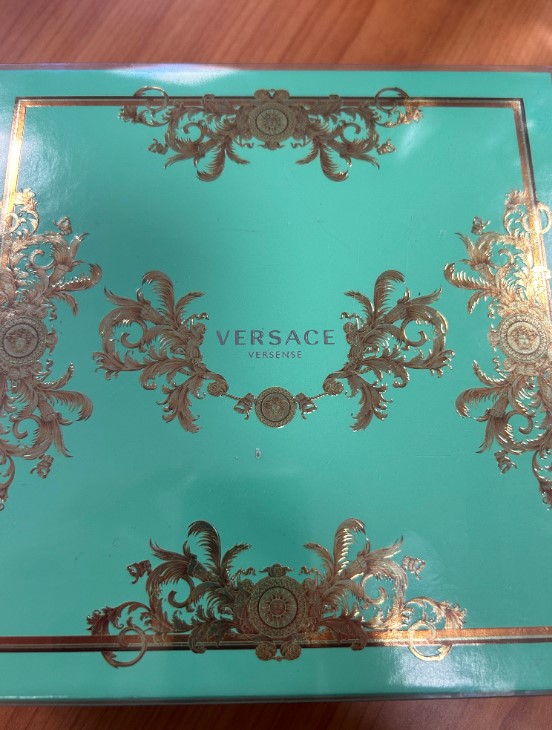 Official image of Cosmetics set ; Versace ; published by OECD