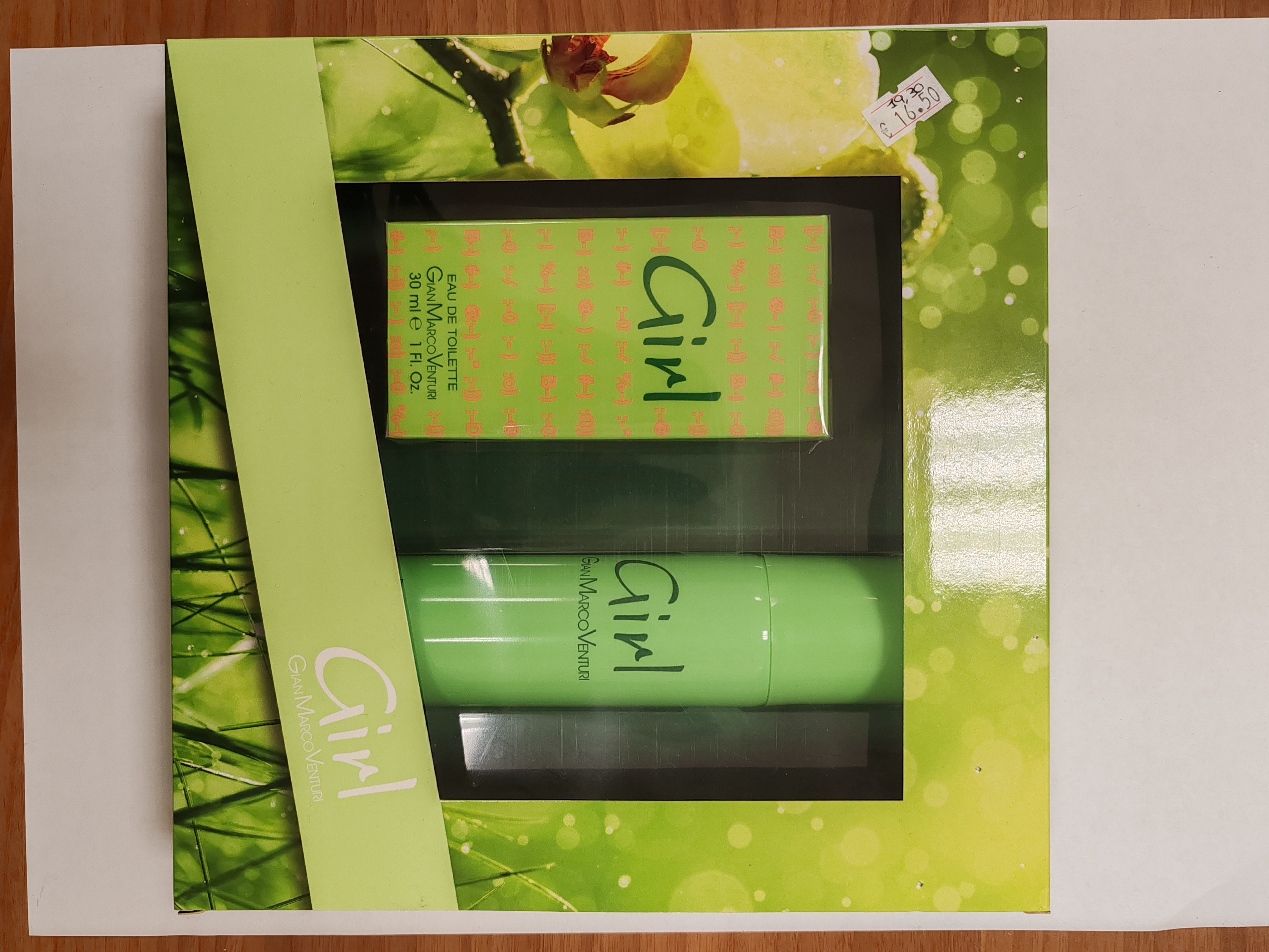 Official image of Cosmetics set ; Gian Marco Venturi ; Girl published by OECD