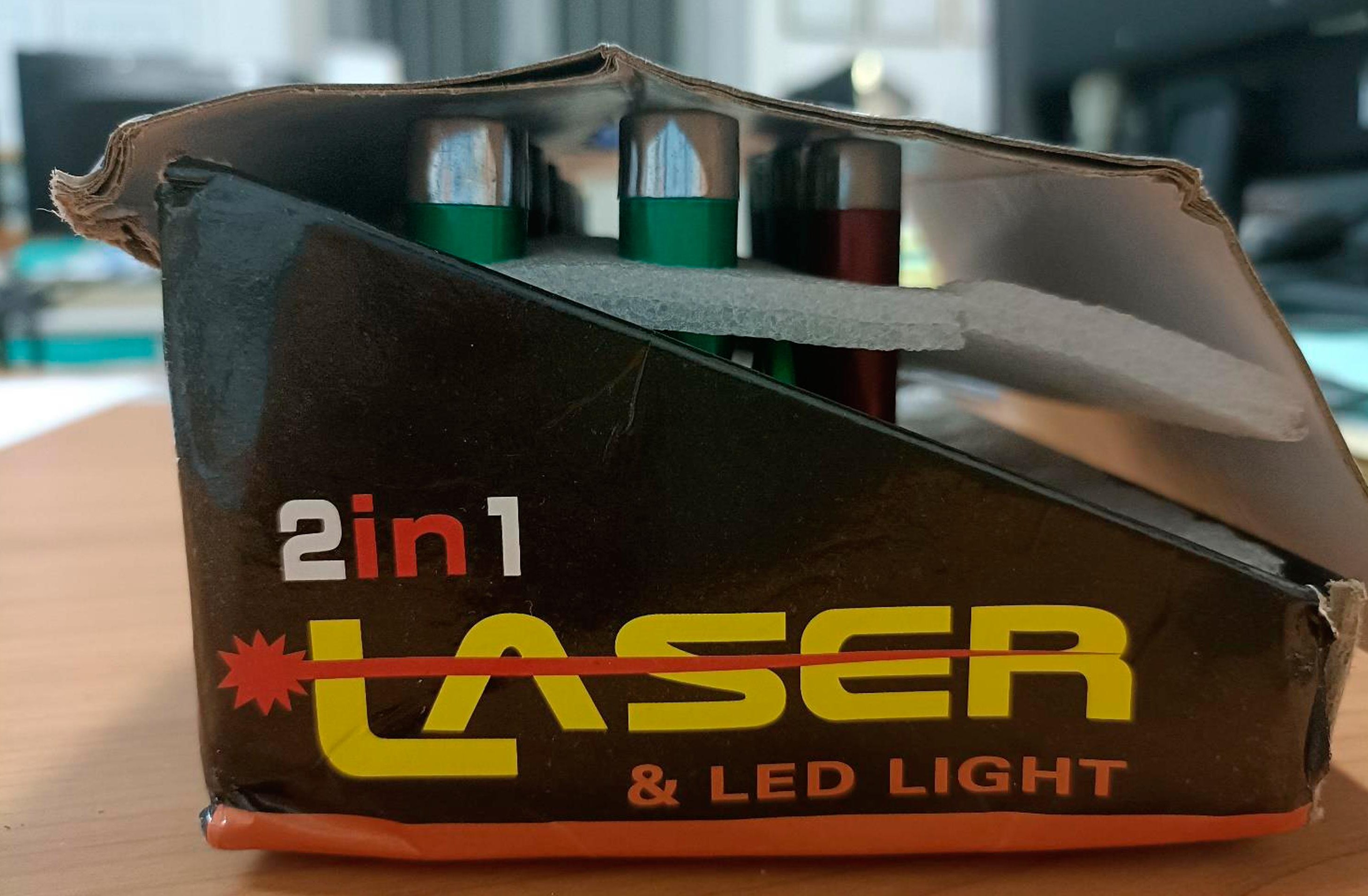 Official image of Laser pointer ; Unknown ; 2 in 1 laser e luce published by OECD 3