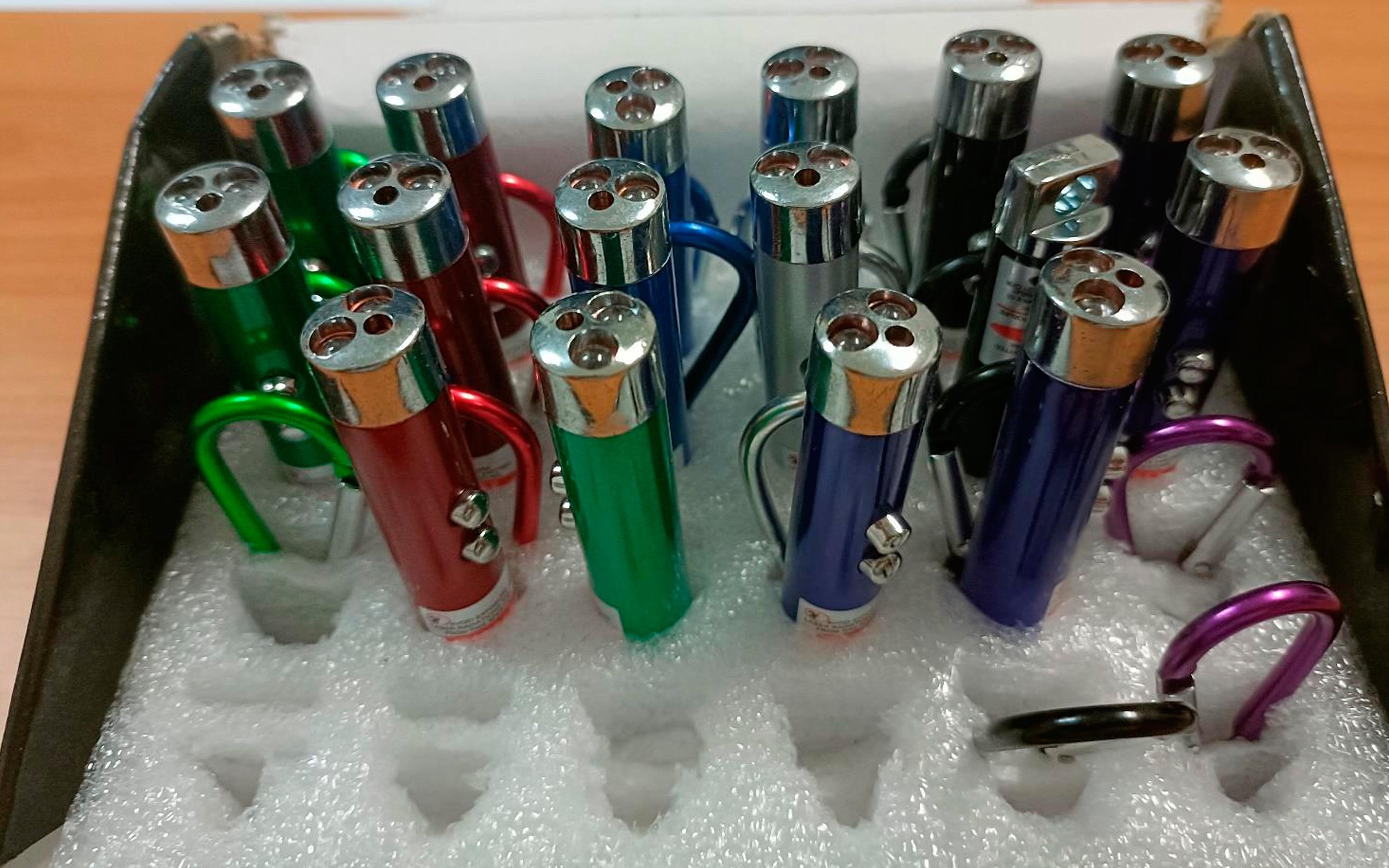 Official image of Laser pointer ; Unknown ; 2 in 1 laser e luce published by OECD 4