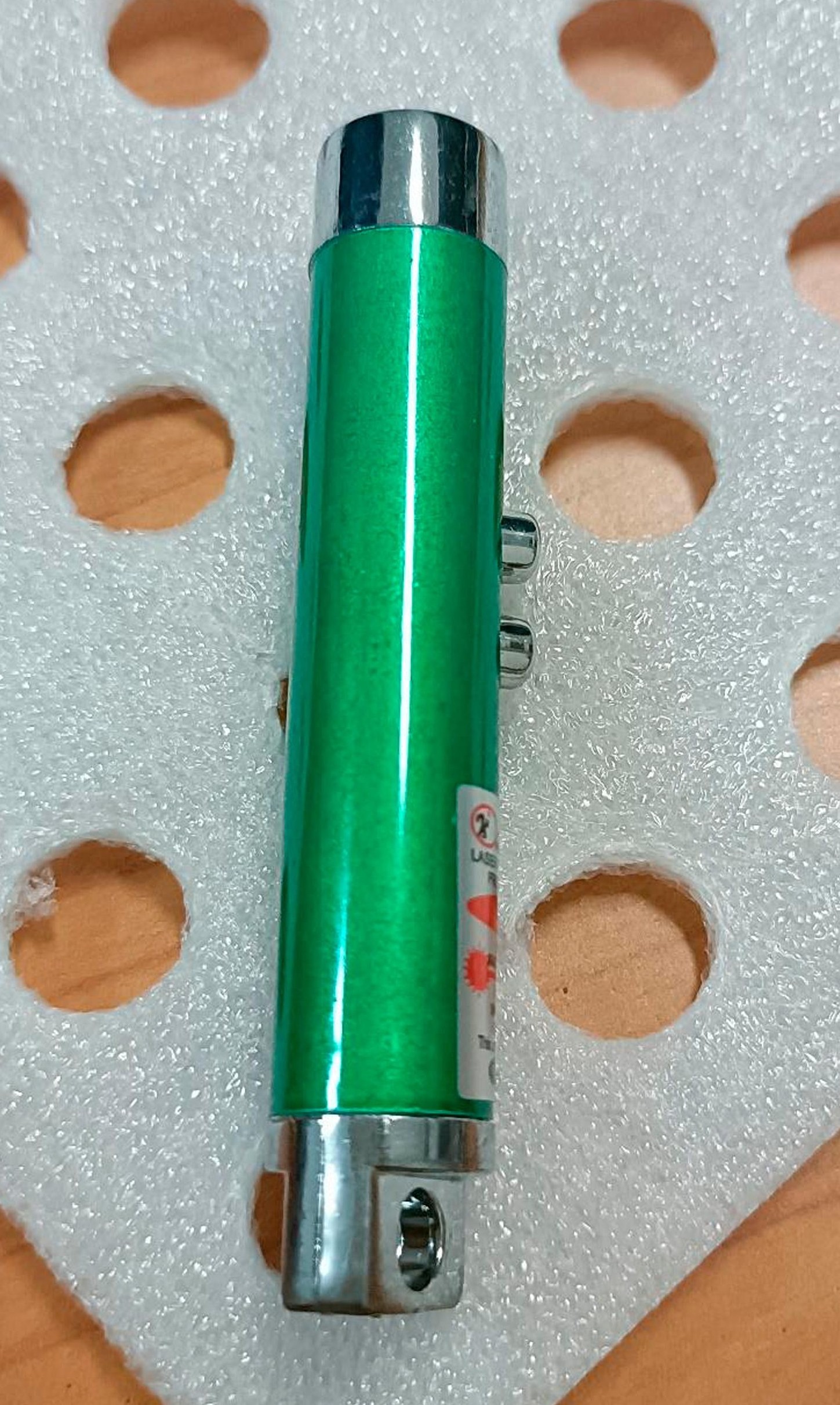 Official image of Laser pointer ; Unknown ; 2 in 1 laser e luce published by OECD 5