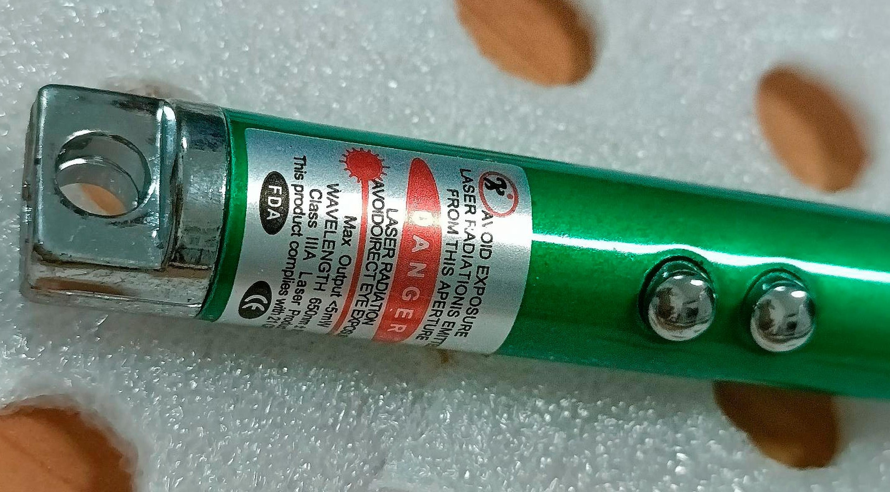 Official image of Laser pointer ; Unknown ; 2 in 1 laser e luce published by OECD 7