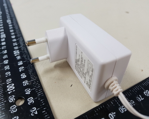 Official image of DC power supply published by OECD